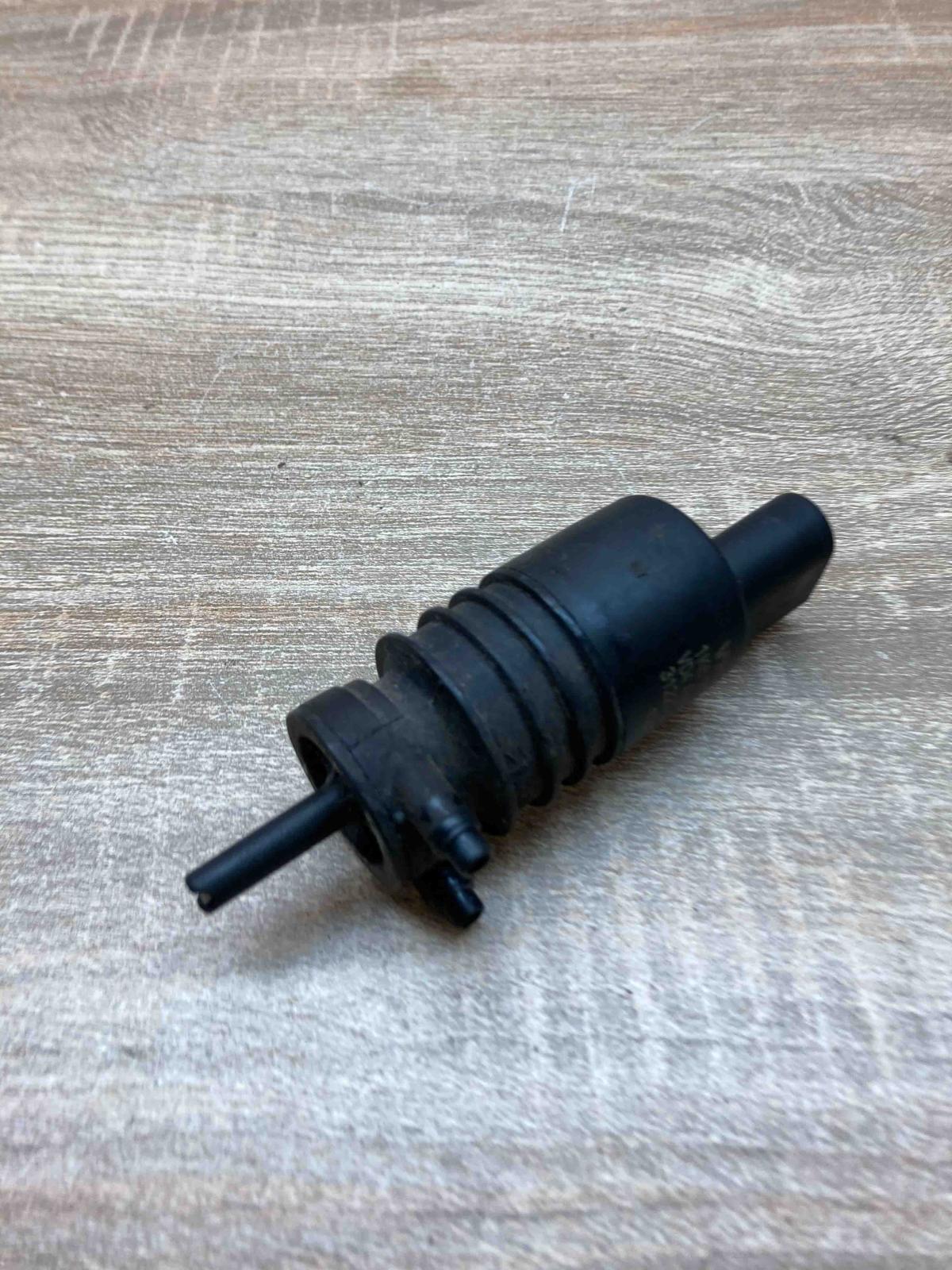 1K6955651 3122789  Windscreen/windshield washer pump Volkswagen Tiguan