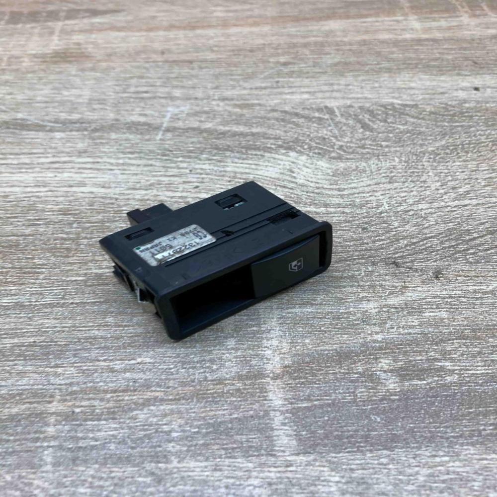 13228711   Electric window control switch Opel Zafira B