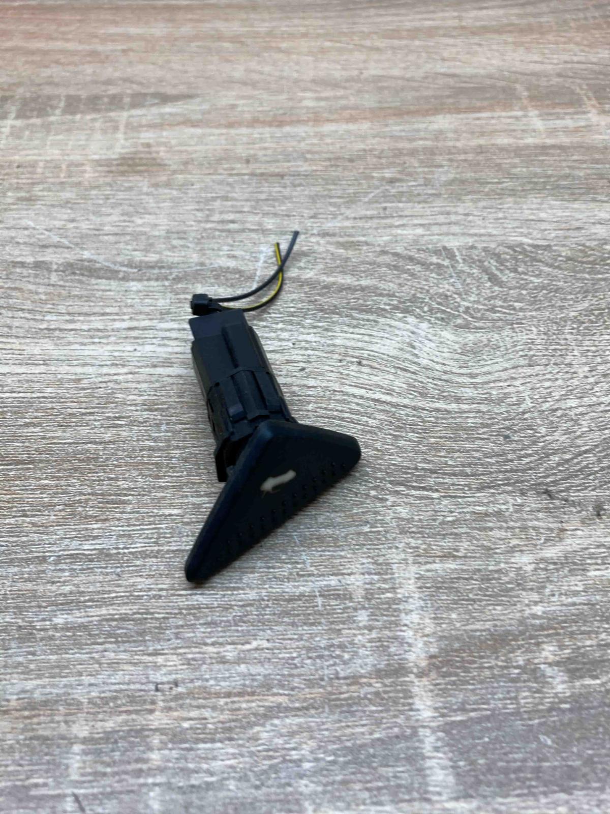 98AG19B514AC  With Plug Tailgate opening switch Ford Focus