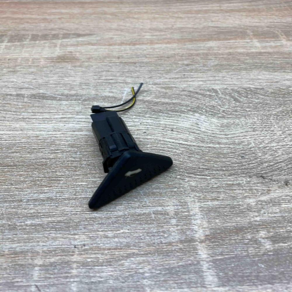 98AG19B514AC  With Plug Tailgate opening switch Ford Focus