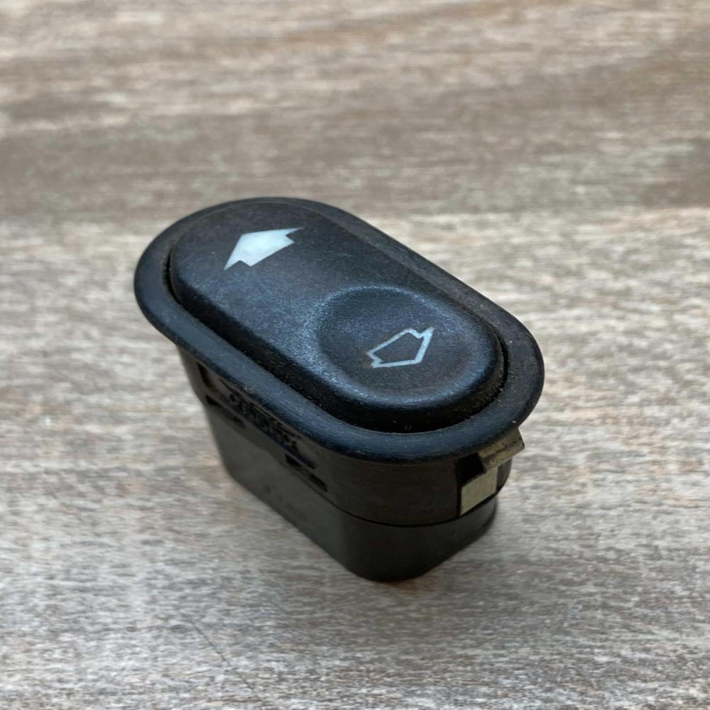 93BG 14529 AA   Electric window control switch Ford Mondeo MK I