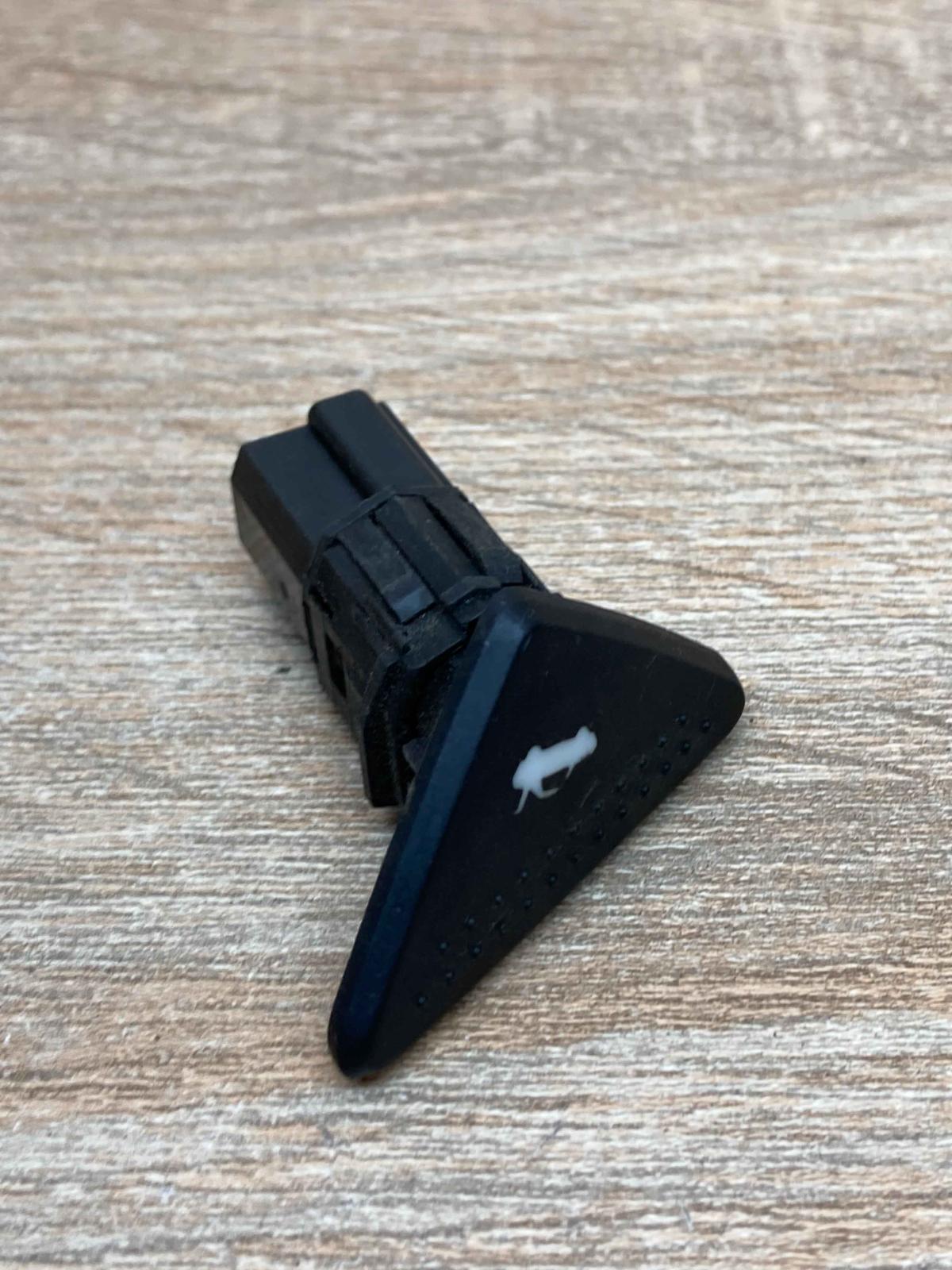 98AG 198514AD   Tailgate opening switch Ford Focus