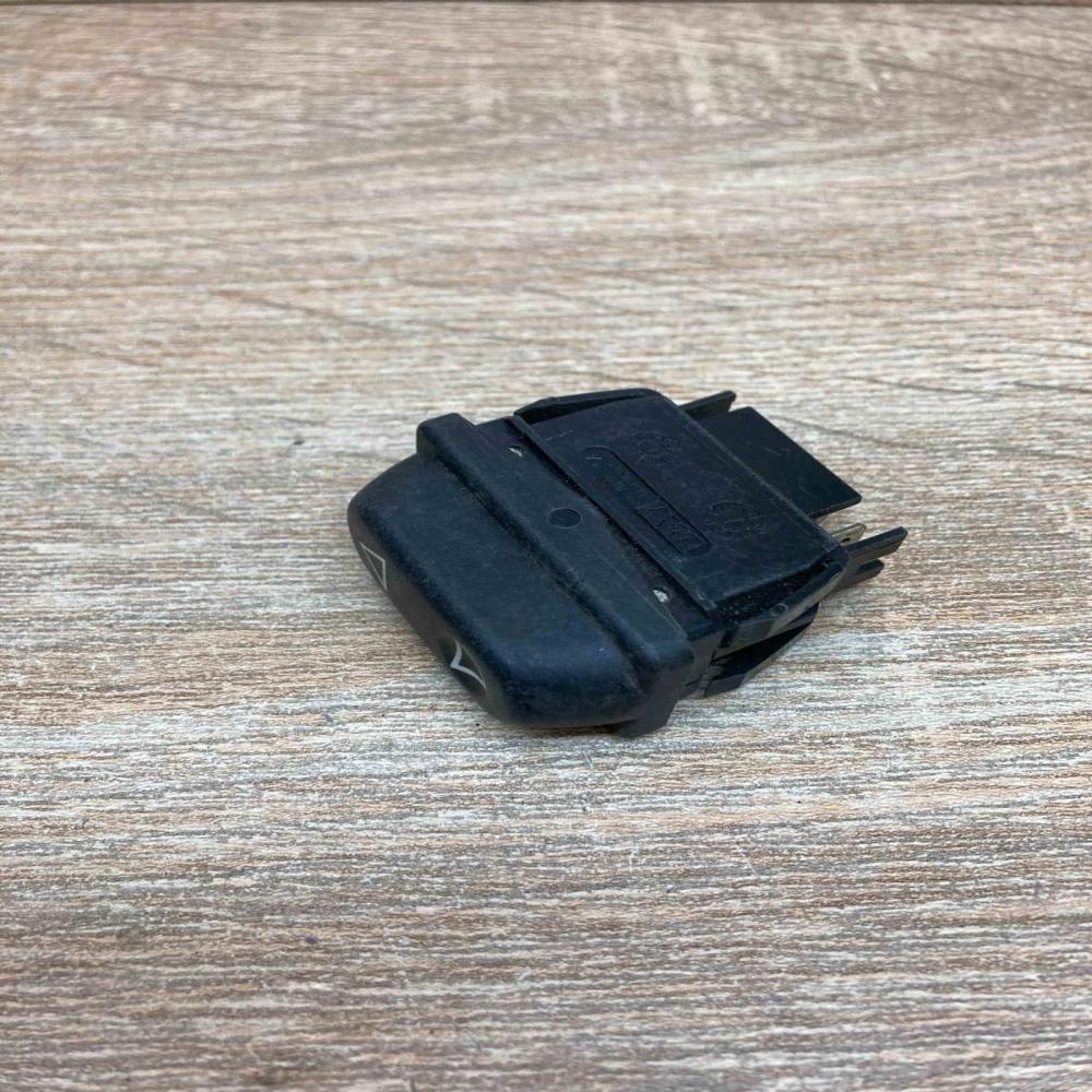 22630   Electric window control switch Peugeot 306
