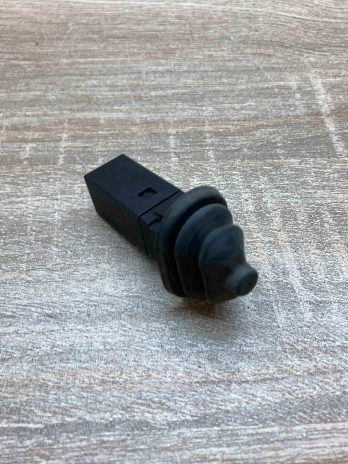 8228939   Fuel tank opening switch BMW 5 E60 E61