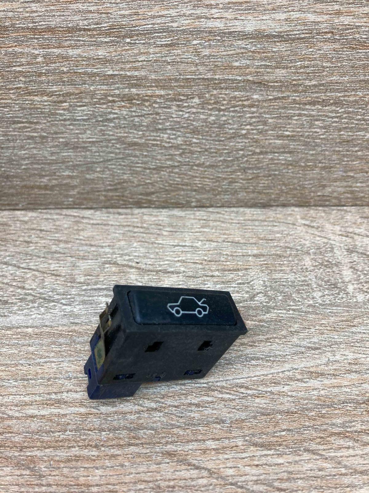 8365579 03052500  Tailgate opening switch BMW 5 E39