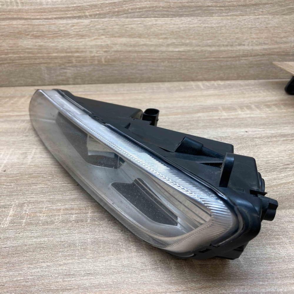 176623 1761624 02  Front fog light Volkswagen PASSAT B7