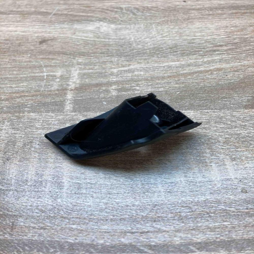 8W0821232A   Fender mounting bracket Audi A4 S4 B9