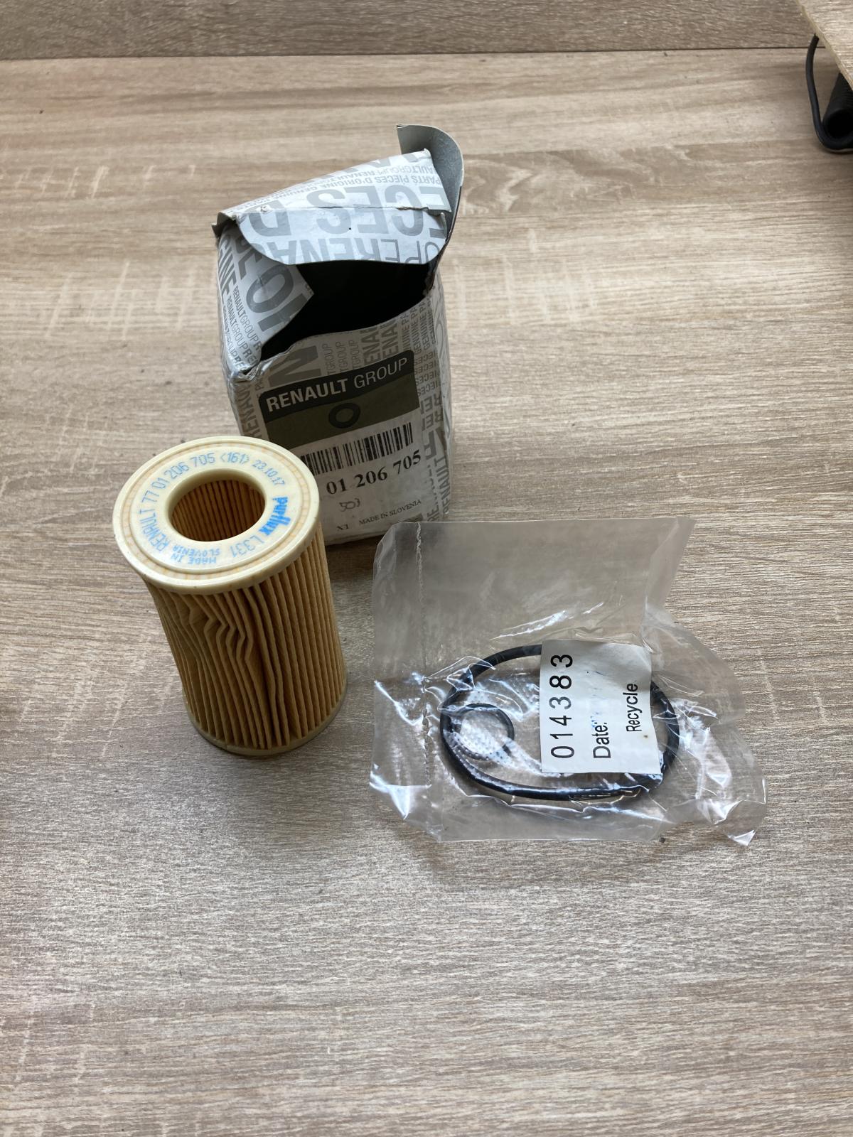 7701206705   Oil filter cover Renault Clio III