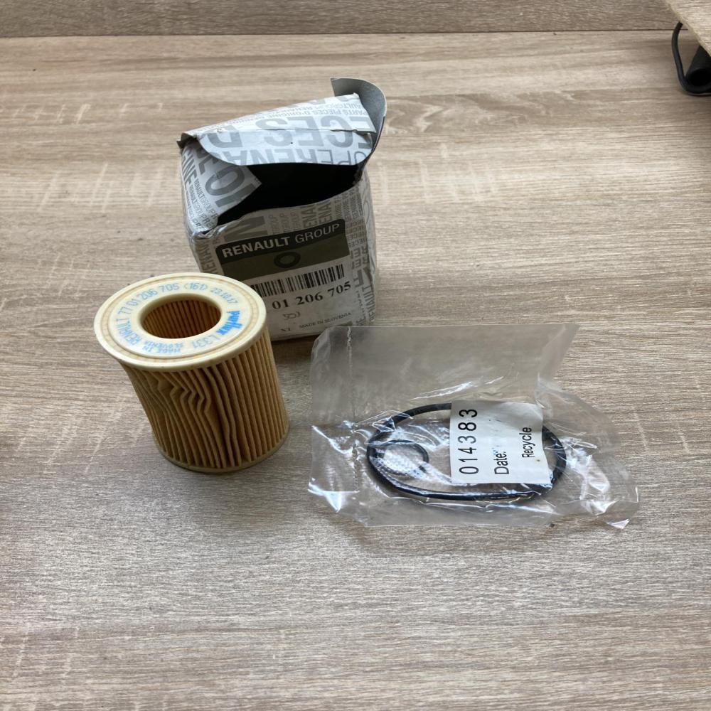 7701206705   Oil filter cover Renault Clio III