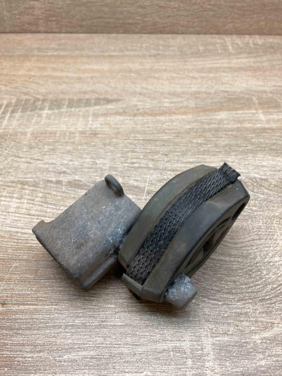 4M0253147C   Muffler mount bracket/holder Audi A4 S4 B9