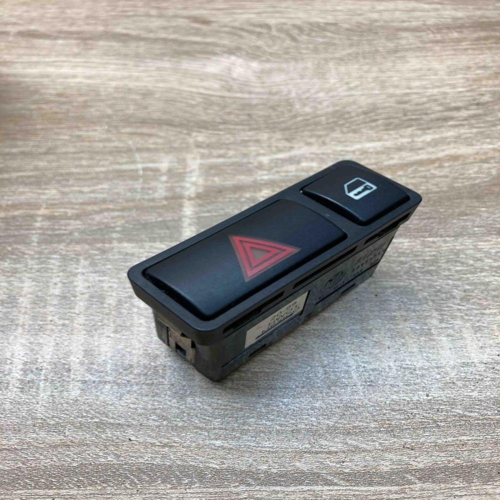 8368920 Used  Hazard light switch BMW 3 E46