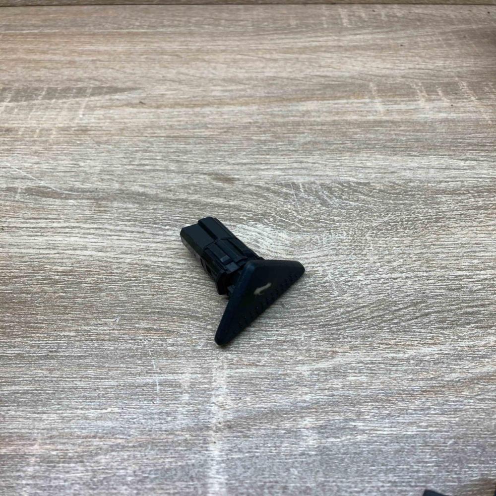 99AG198514AC   Tailgate opening switch Ford Focus