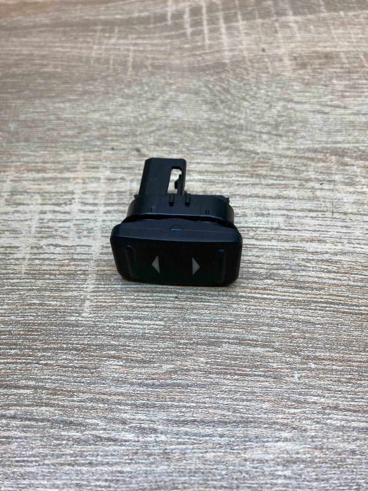 6M2T 14529 AD   Electric window control switch Ford Focus