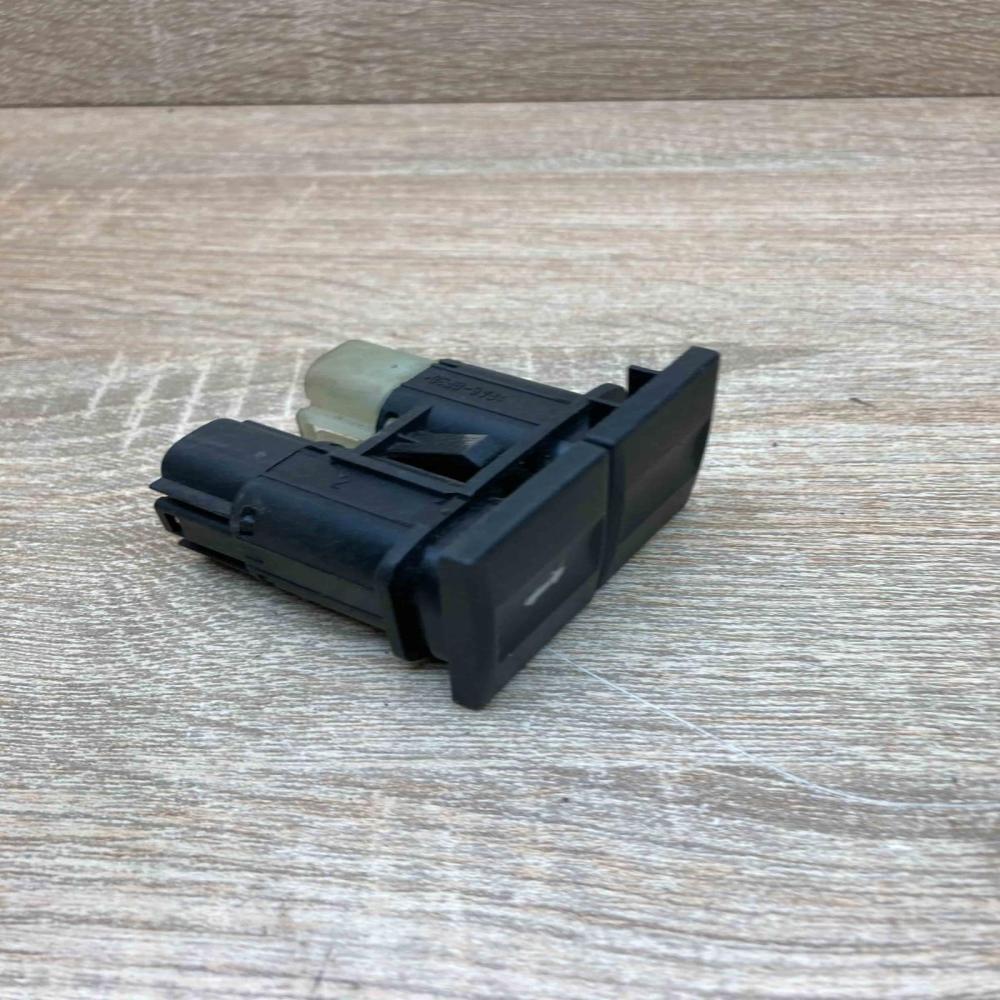 1S7T 19B514 AA   Tailgate opening switch Ford Mondeo Mk III