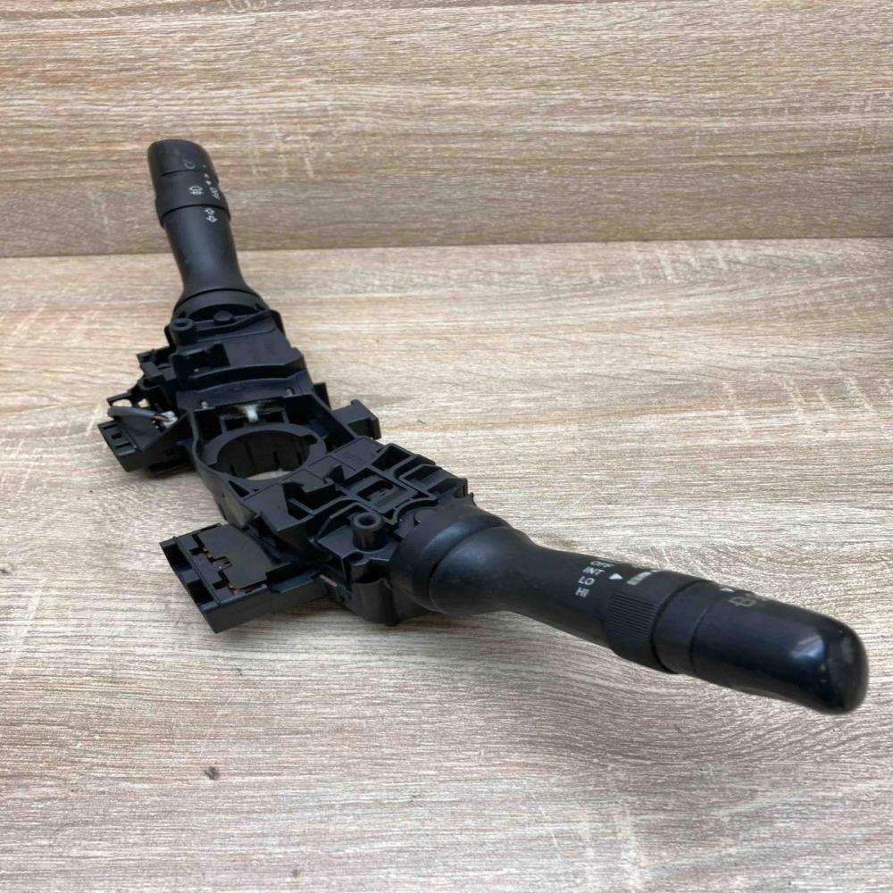 173832 17F060  Electric window control switch Toyota Avensis T270