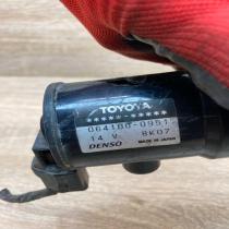 064100 0951  With Plug Windscreen/windshield washer pump Toyota Prius (XW20)