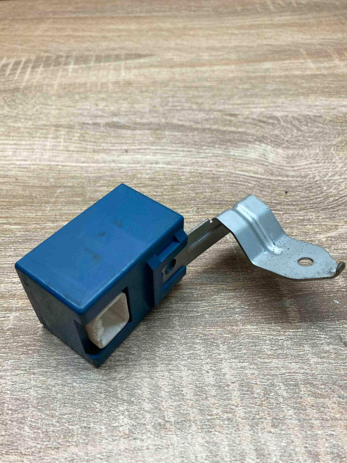 85940 47010 052100 3082  ABS relay Toyota Prius (XW20)