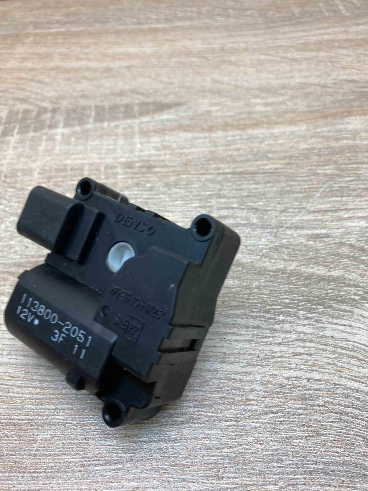 113800 2051   Air flap motor/actuator Toyota Avensis Verso