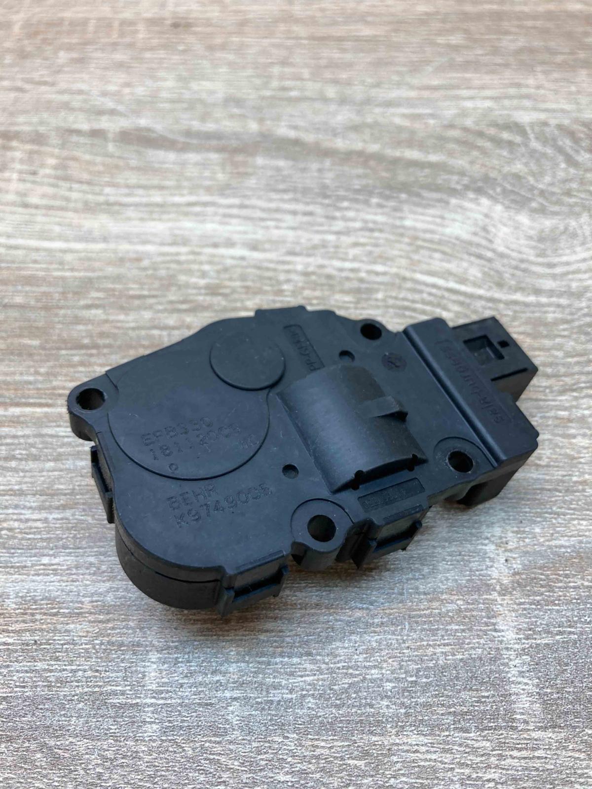 K9749005 18112009  Air flap motor/actuator Audi A4 S4 B8 8K