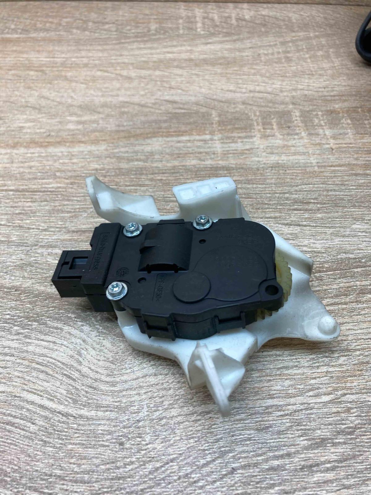 K9749005 19112009  Air flap motor/actuator Audi A4 S4 B8 8K