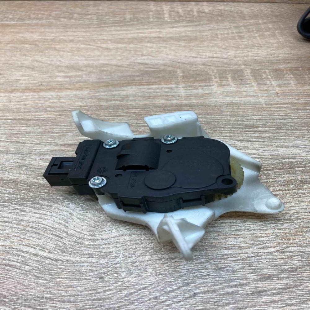 K9749005 19112009  Air flap motor/actuator Audi A4 S4 B8 8K