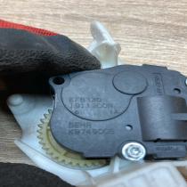 K9749005 19112009  Air flap motor/actuator Audi A4 S4 B8 8K