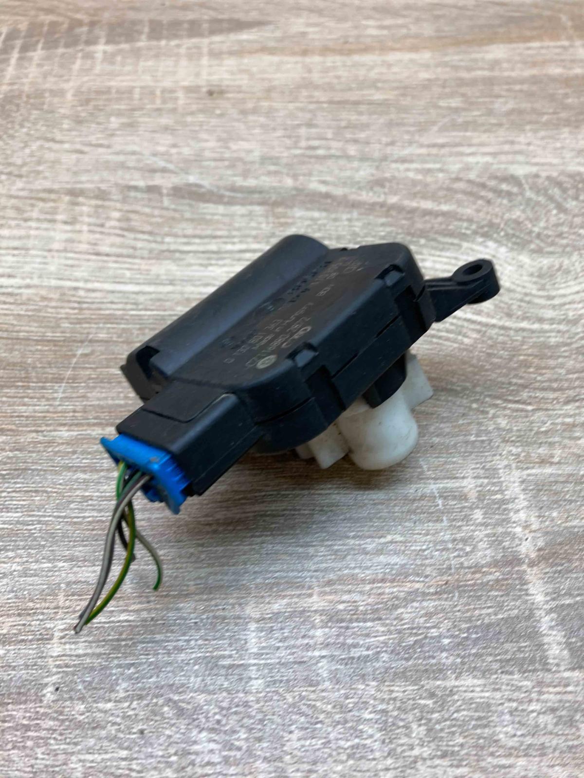 0132801363  With Plug Air flap motor/actuator Volkswagen Golf Plus