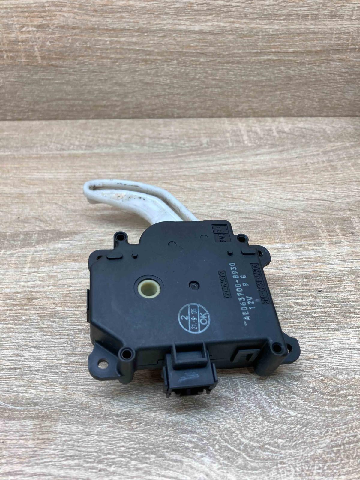 063700 8930   Air flap motor/actuator Toyota Corolla Verso AR10