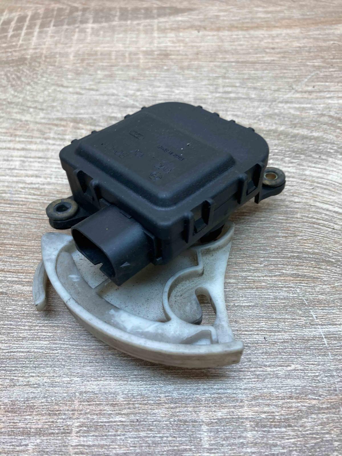 8D1820511E 0132801148 Used Air flap motor/actuator Volkswagen PASSAT B6