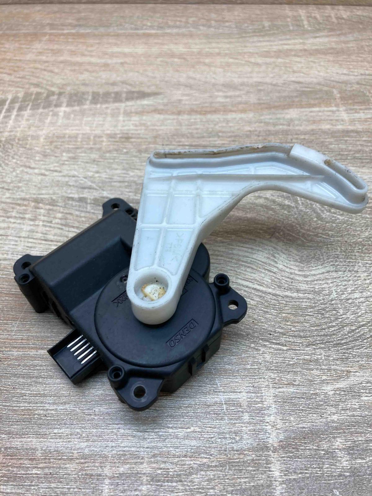 063700 8930   Air flap motor/actuator Toyota Corolla Verso AR10