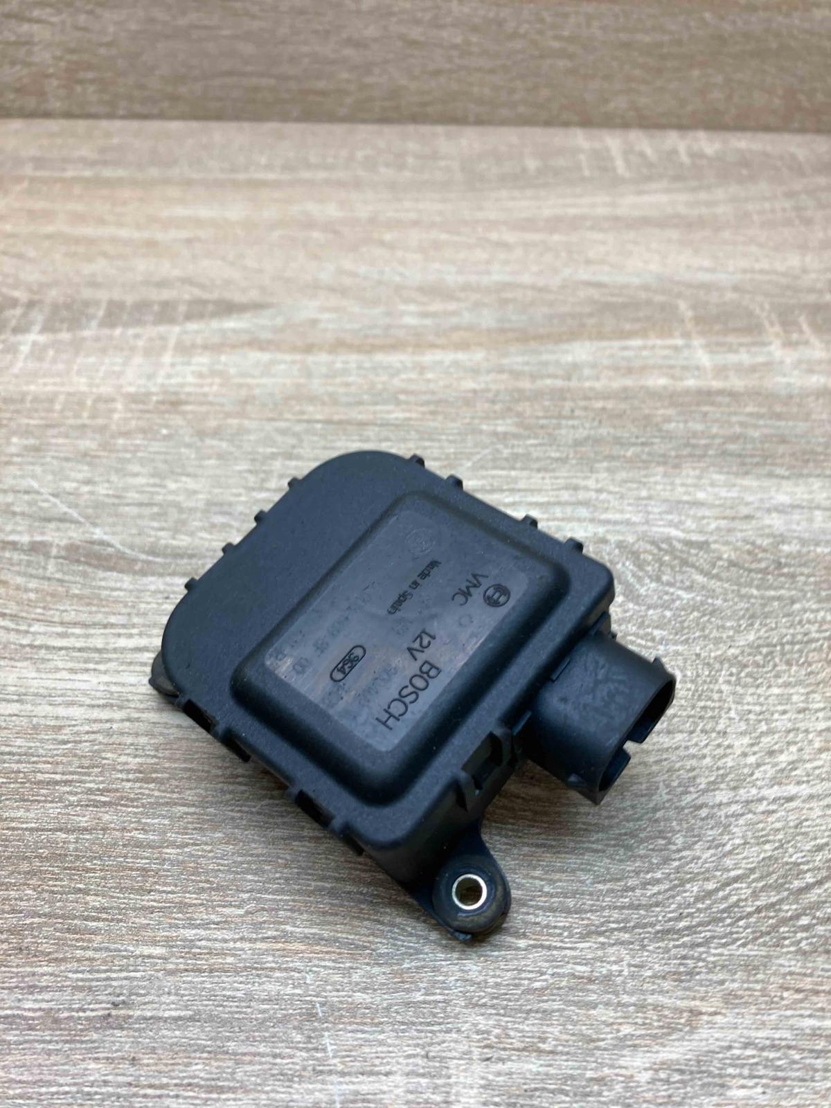 8D1820511B 0132801149  Air flap motor/actuator Volkswagen PASSAT B5