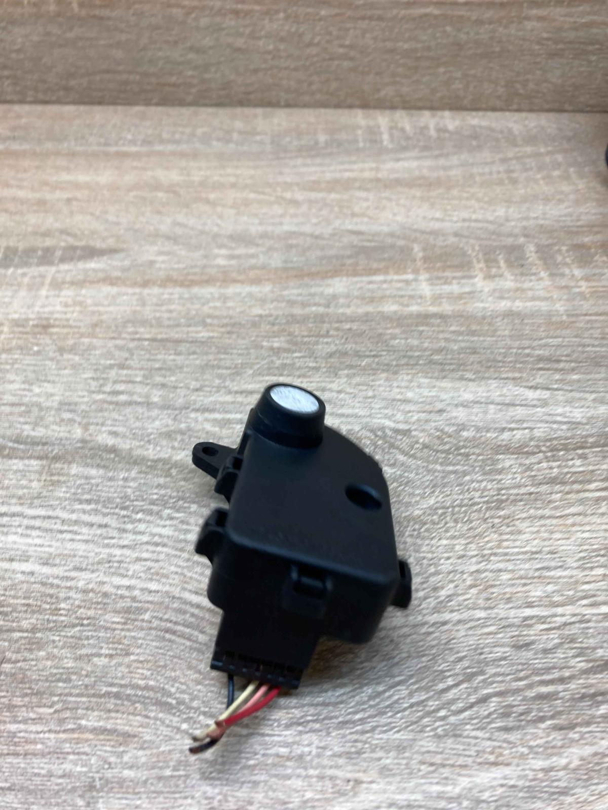 52485219  With Plug Air flap motor/actuator Renault Laguna II