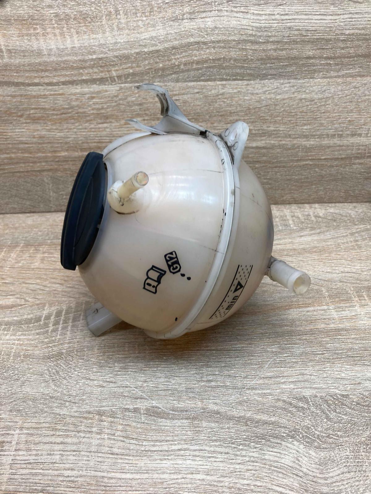 1K0121407A   Coolant expansion tank/reservoir Skoda Superb B6 (3T)