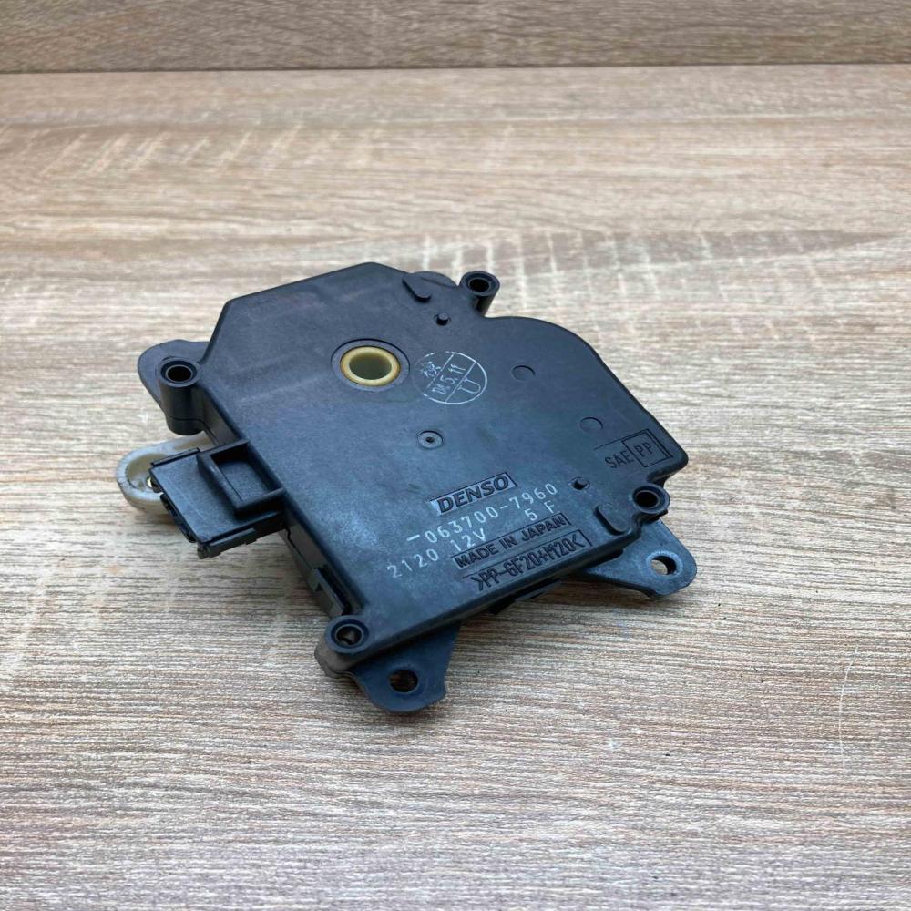 063700 7960 2120 12V 5F  Air flap motor/actuator Toyota Prius (XW20)