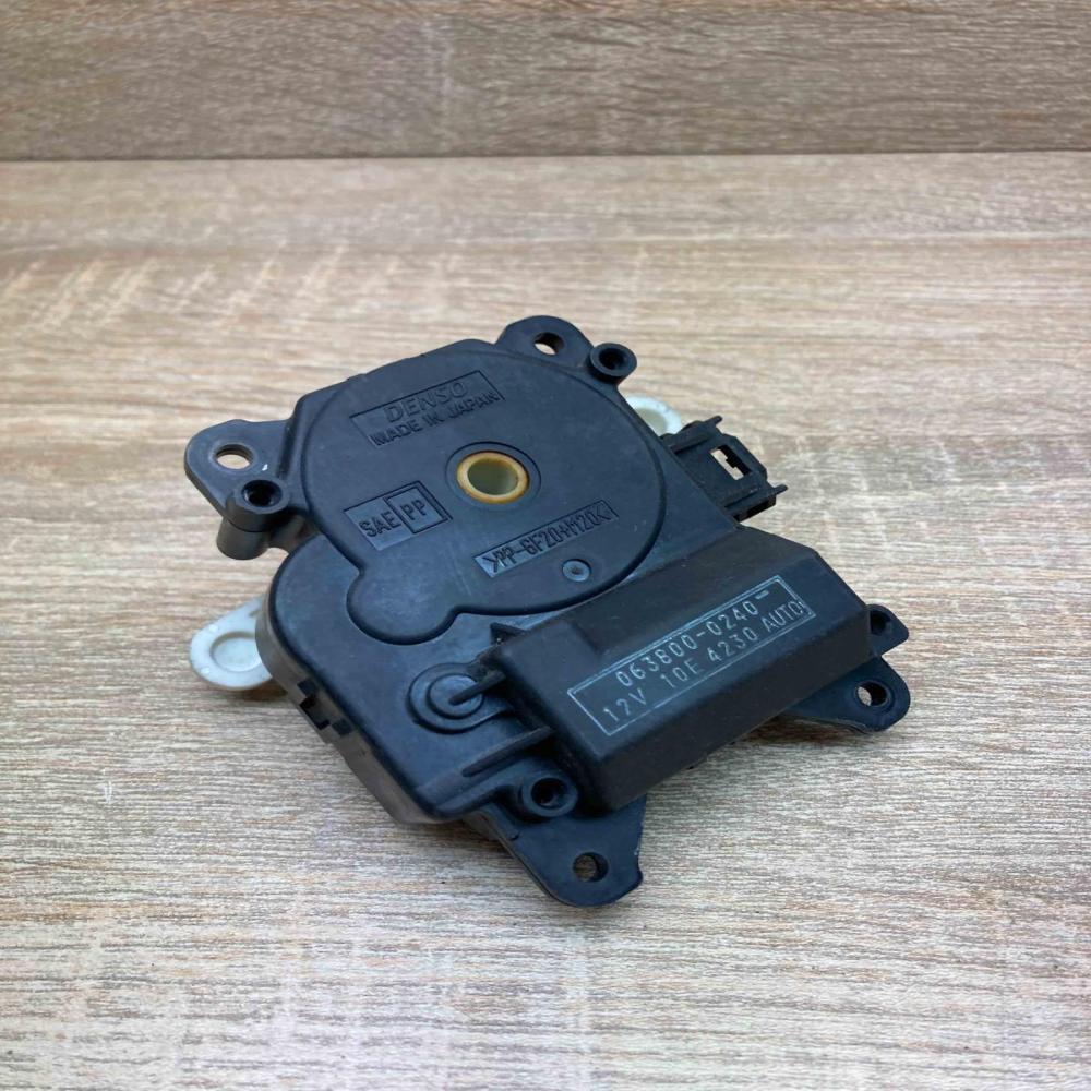 063800 0240 Used  Air flap motor/actuator Toyota Prius (XW20)