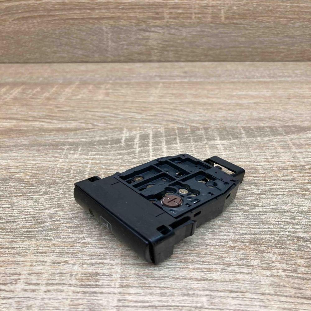 15A685   Hand parking brake switch Toyota Prius (NHW20)