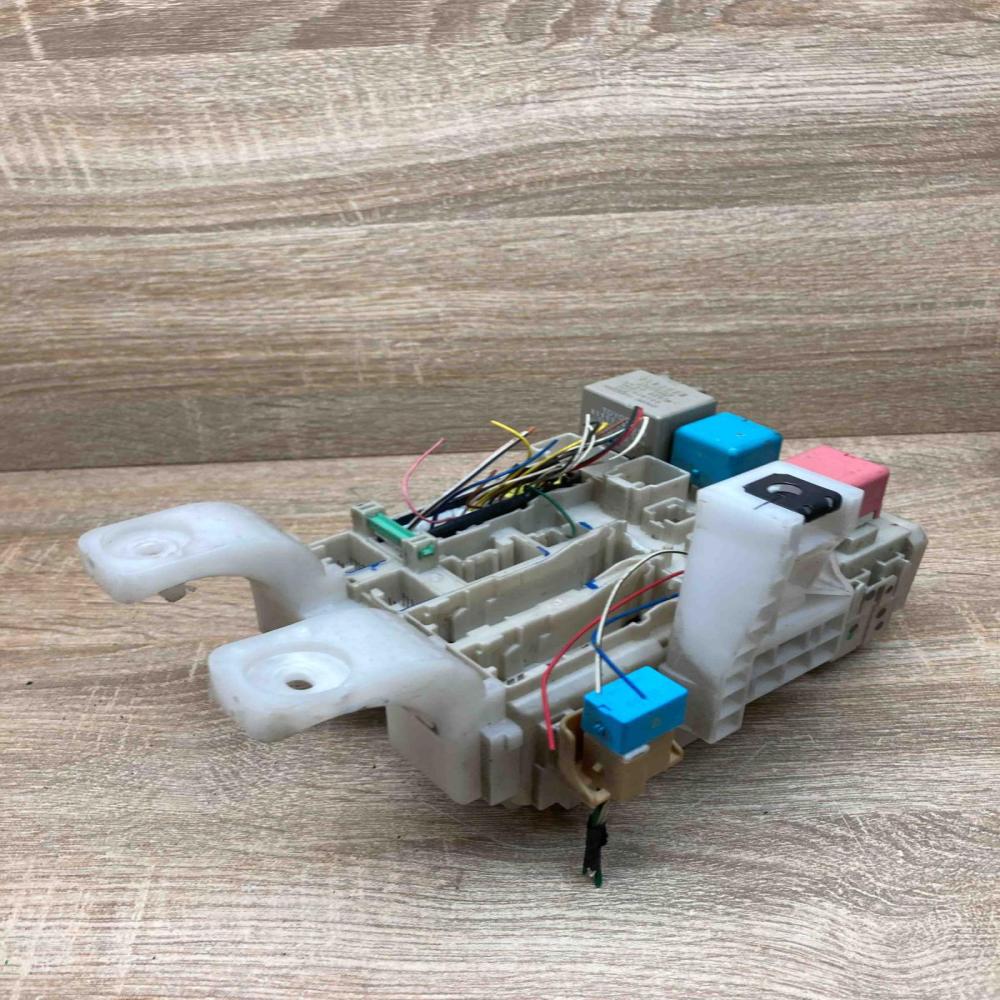 80411 6048 8G31 1496  Fuse module Toyota Prius (XW20)
