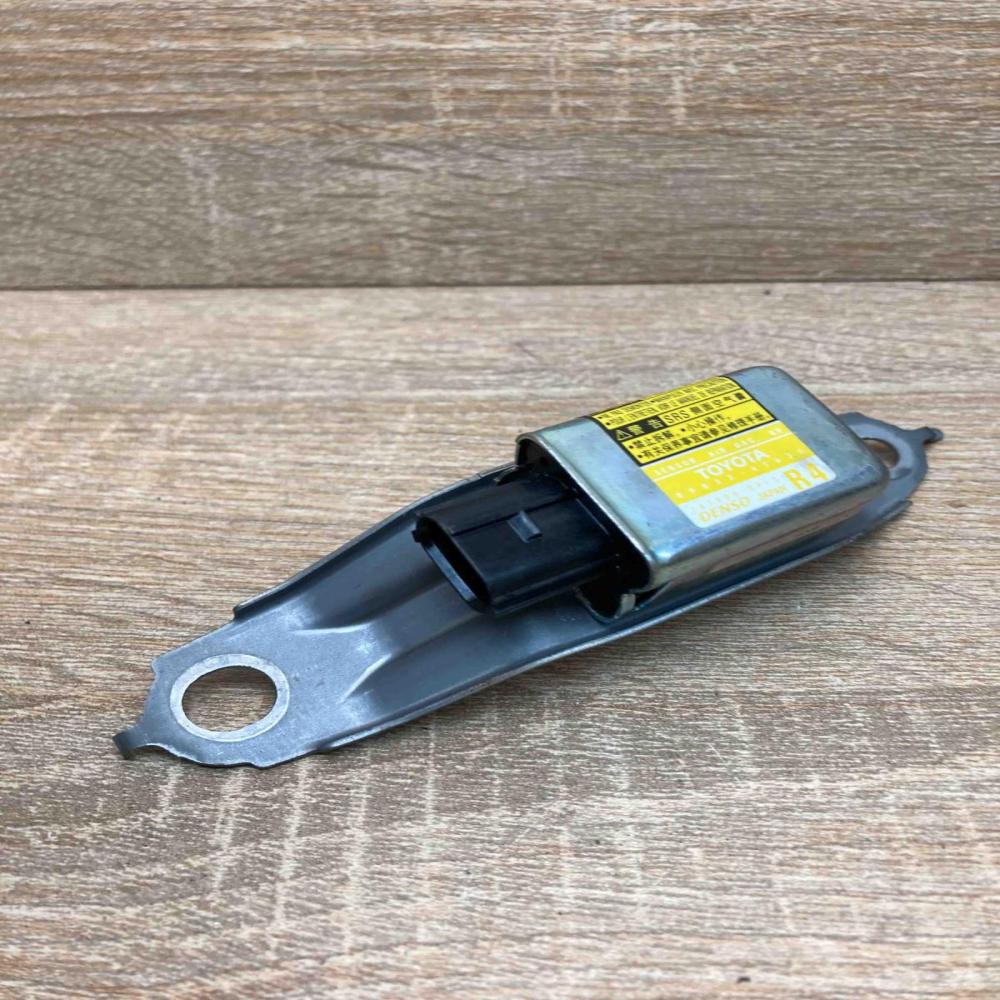 89833 47030 187900 0912 R4 Airbag deployment crash/impact sensor Toyota Prius (X