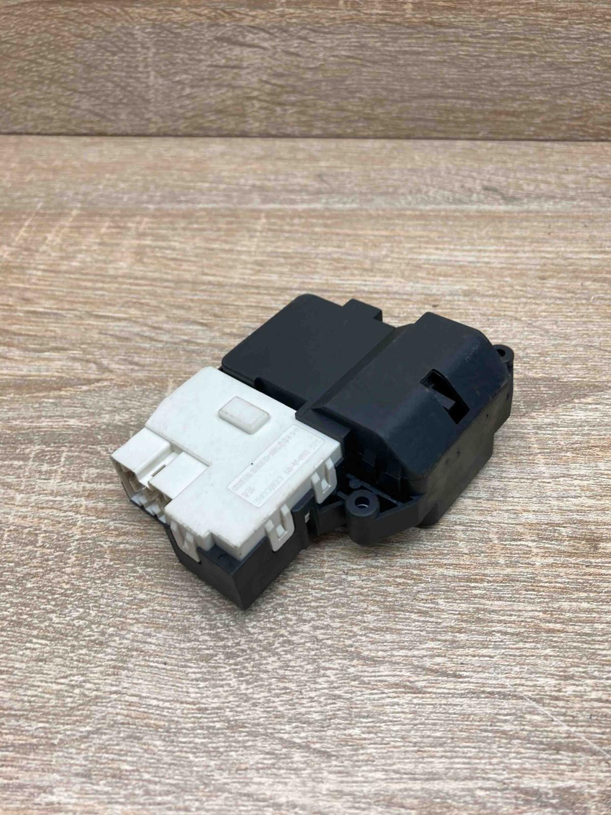 EBF61615803 DM A 01  Front door lock AC 428