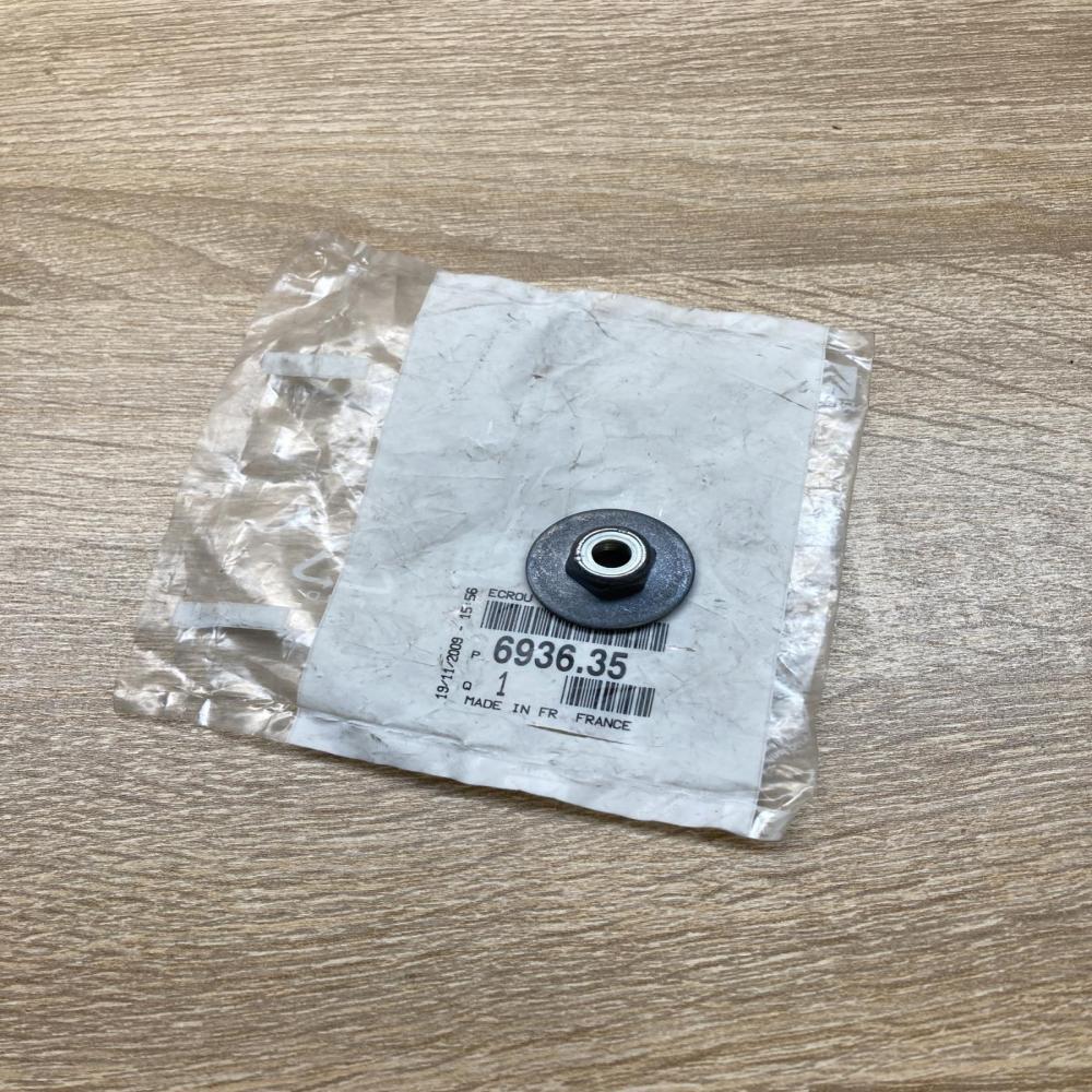 693635   Nuts/bolts Peugeot 307