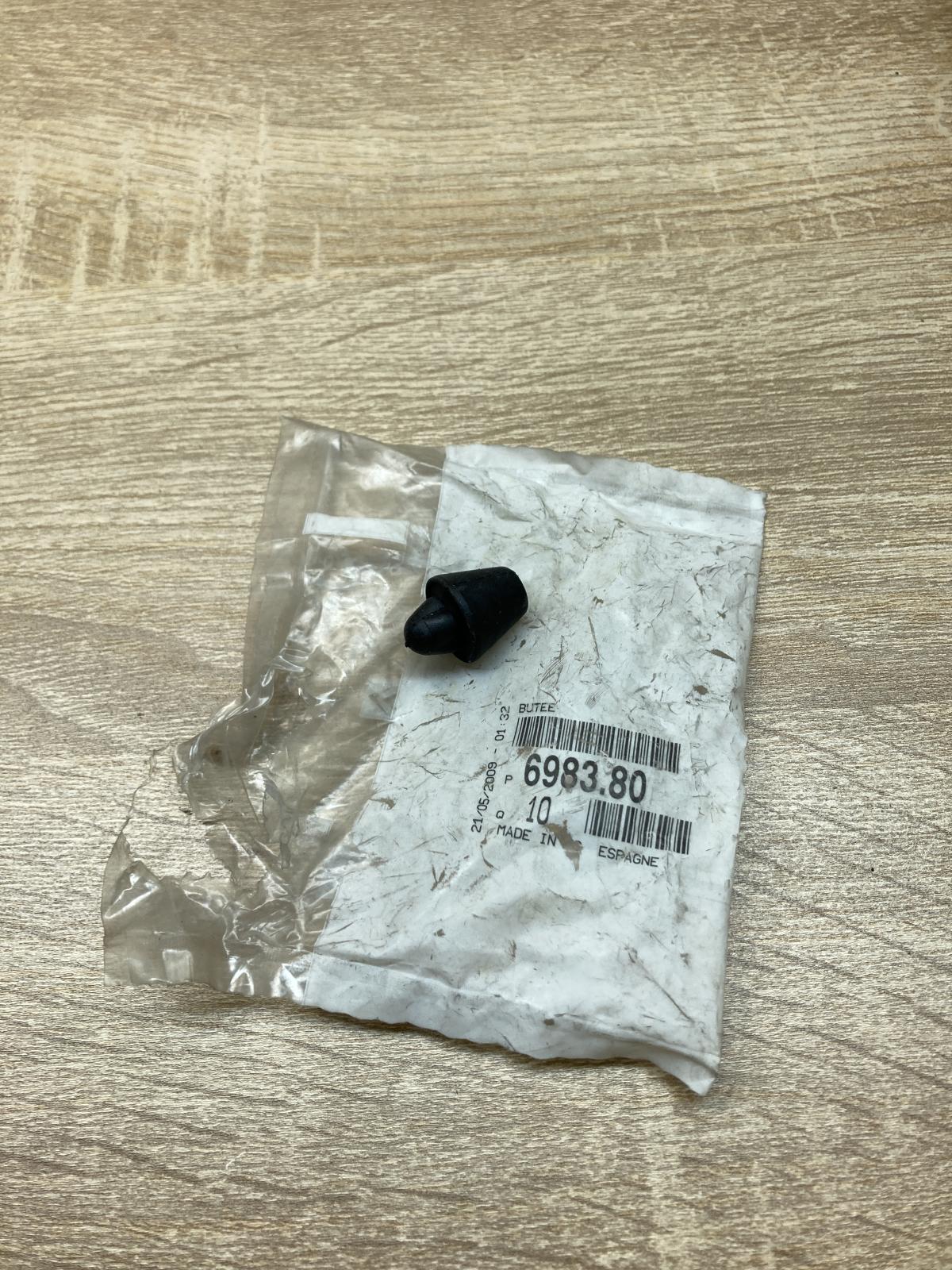 698380   Engine compartment rubber Citroen C4 I