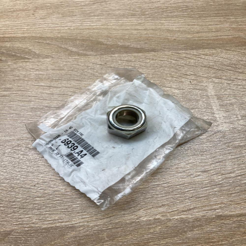 6939A4   Nuts/bolts Peugeot 406