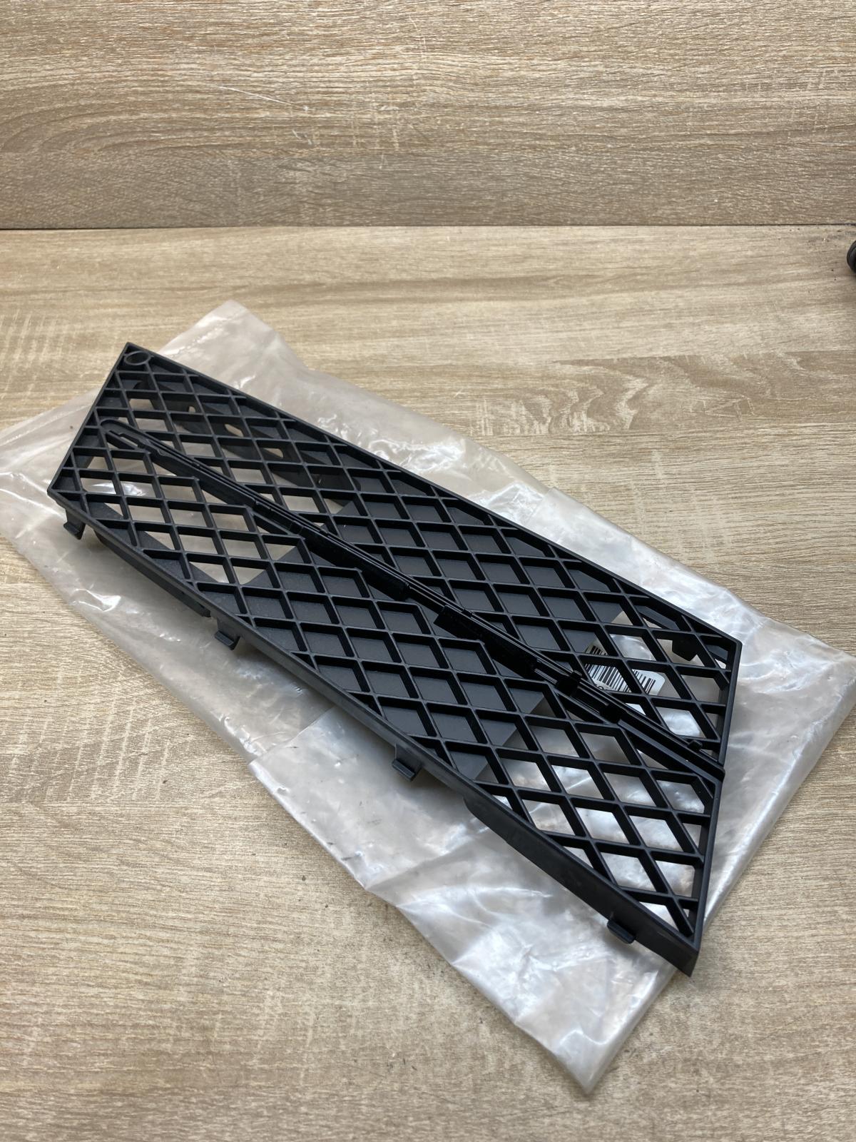 7178098 114609 15 RH Front bumper lower grill BMW 5 E60 E61