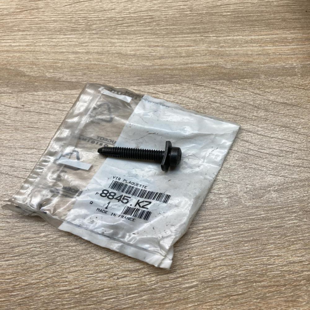 8845KZ   Nuts/bolts Peugeot 107