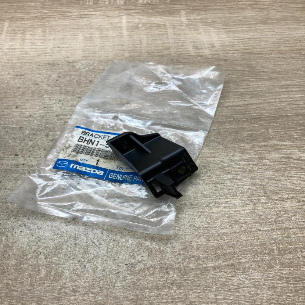 BHM1 50 162 BHM150162  Headlight/headlamp mounting bracket Mazda 3 II