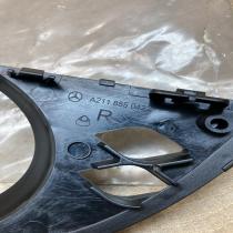A2118850422   Front fog light trim/grill Mercedes-Benz E W211