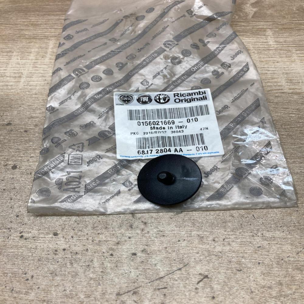 0156021669 010 156021669 68172804AA Floor mat clip fixing clamp Fiat 500