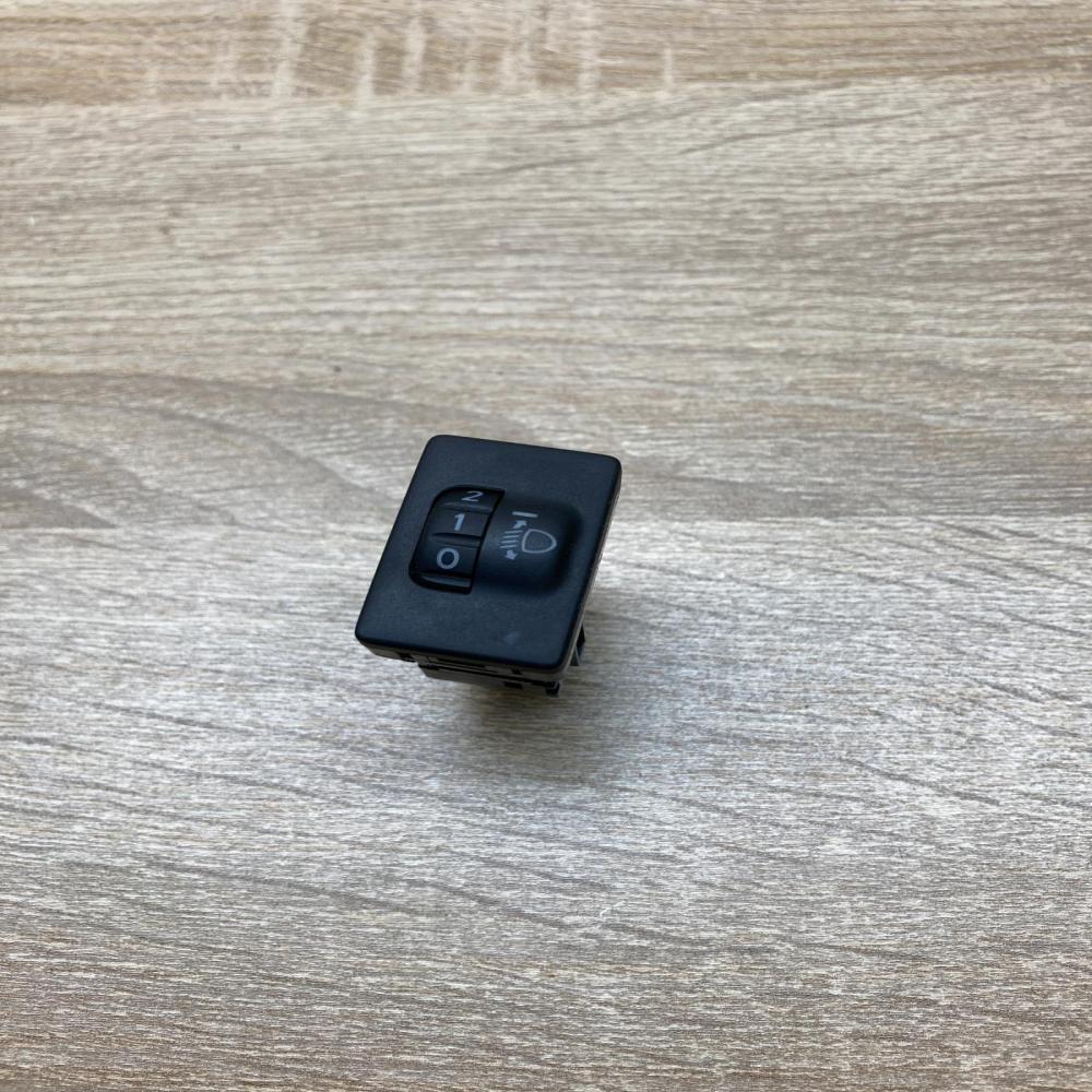 134159   Headlight level height control switch Toyota RAV 4 (XA20)