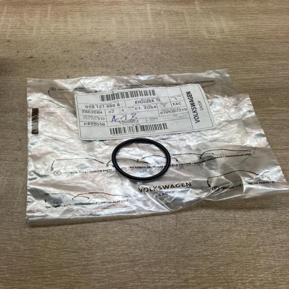 059121688A   Thermostat housing Audi Q8