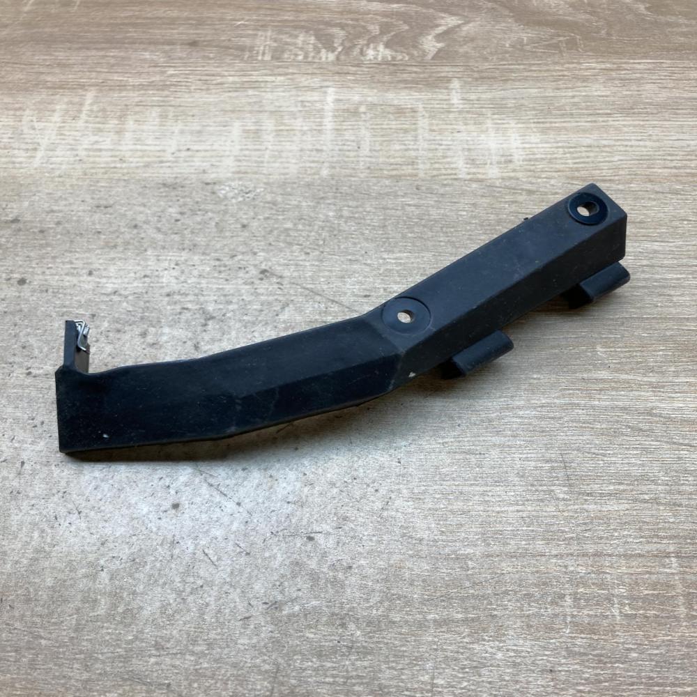 7700792948   Bumper support mounting bracket corner Renault 19